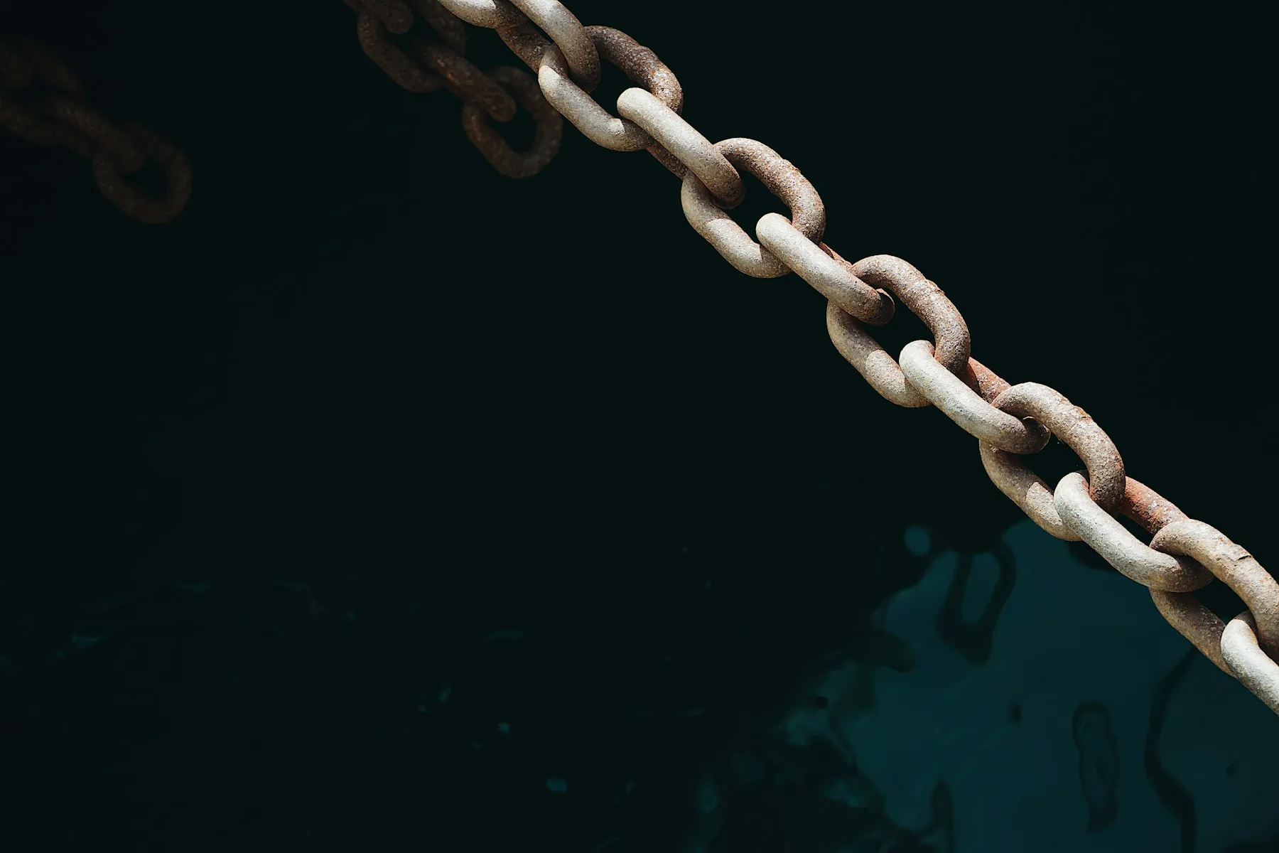 Kette vor dunklem Hintergrund
