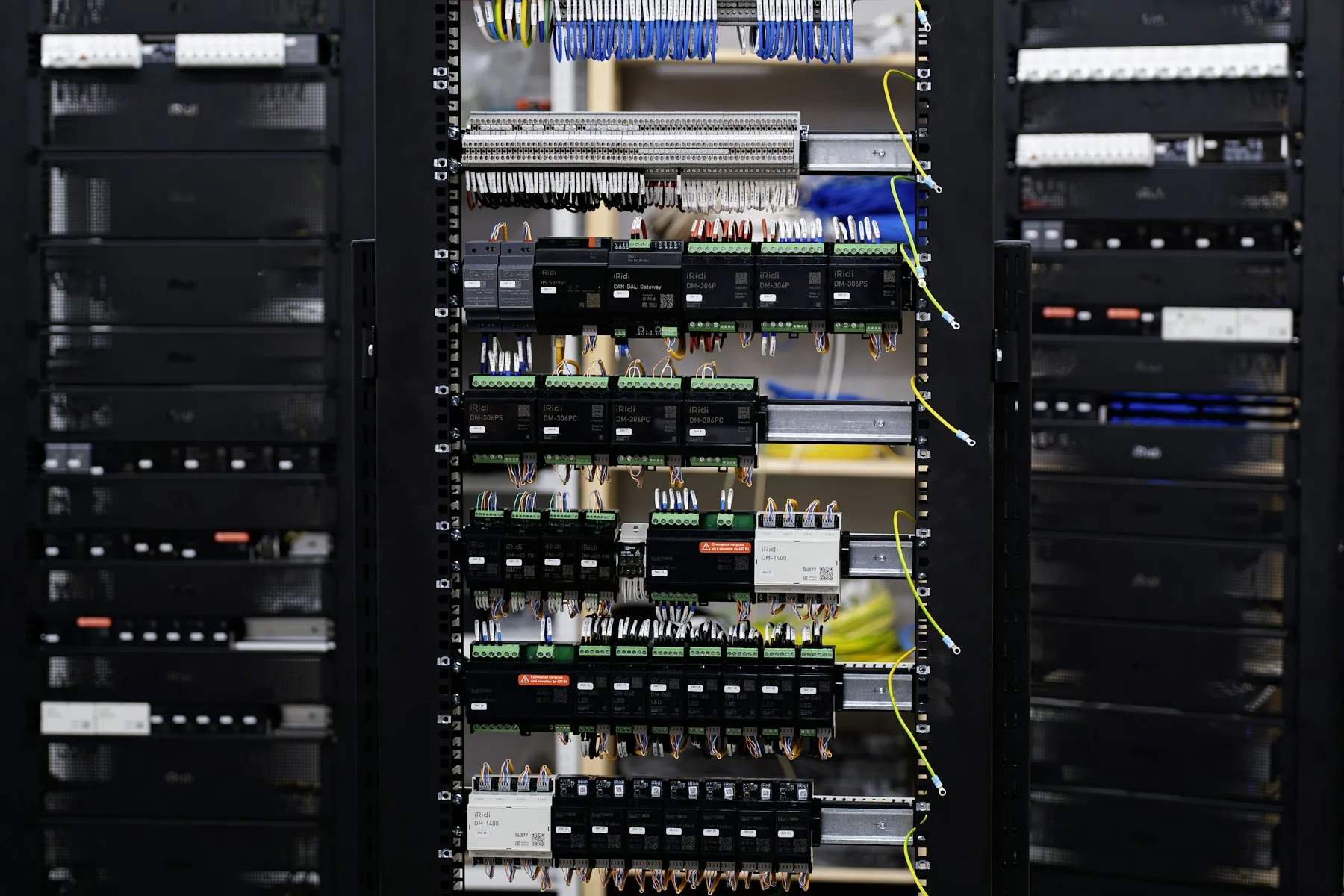 Serverschrank mit Netzwerktechnik und Kabeln