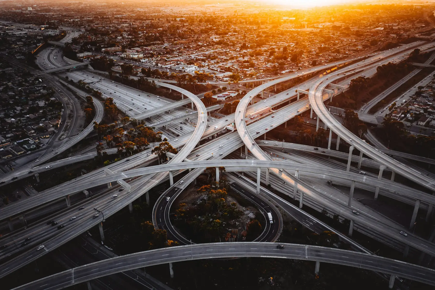 Autobahnkreuz im Abendlicht aus der Luft