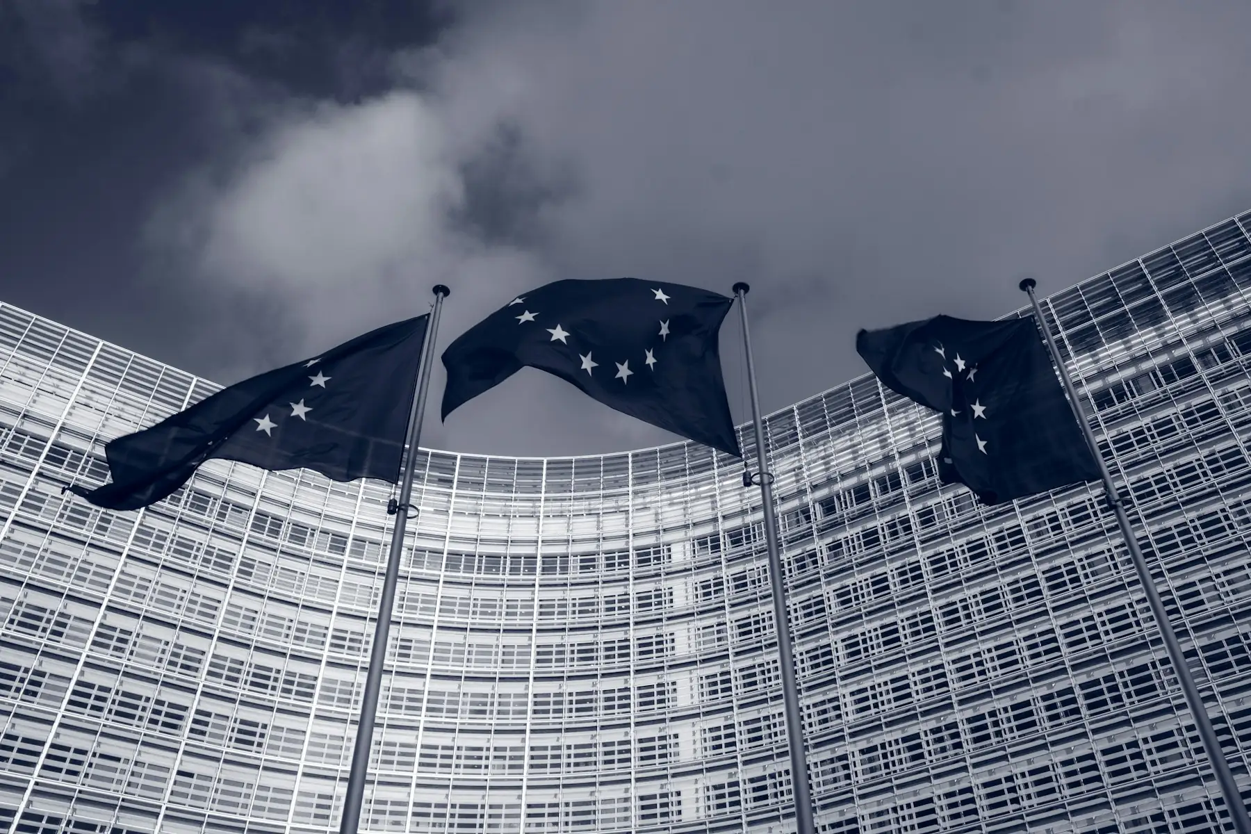 EU-Flaggen vor dem Berlaymont-Gebäude in Brüssel