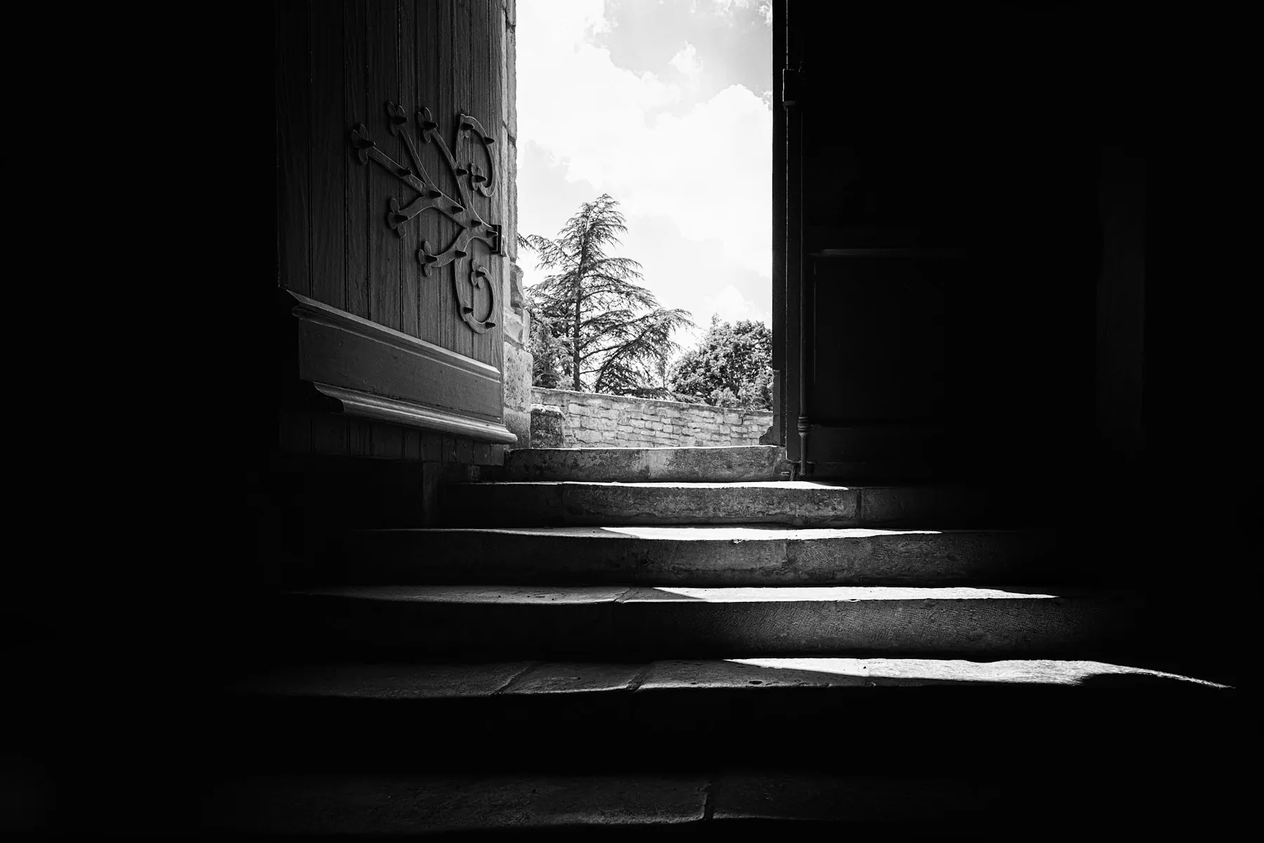 Betontreppe, die aus dem Dunkel ins Licht führt
